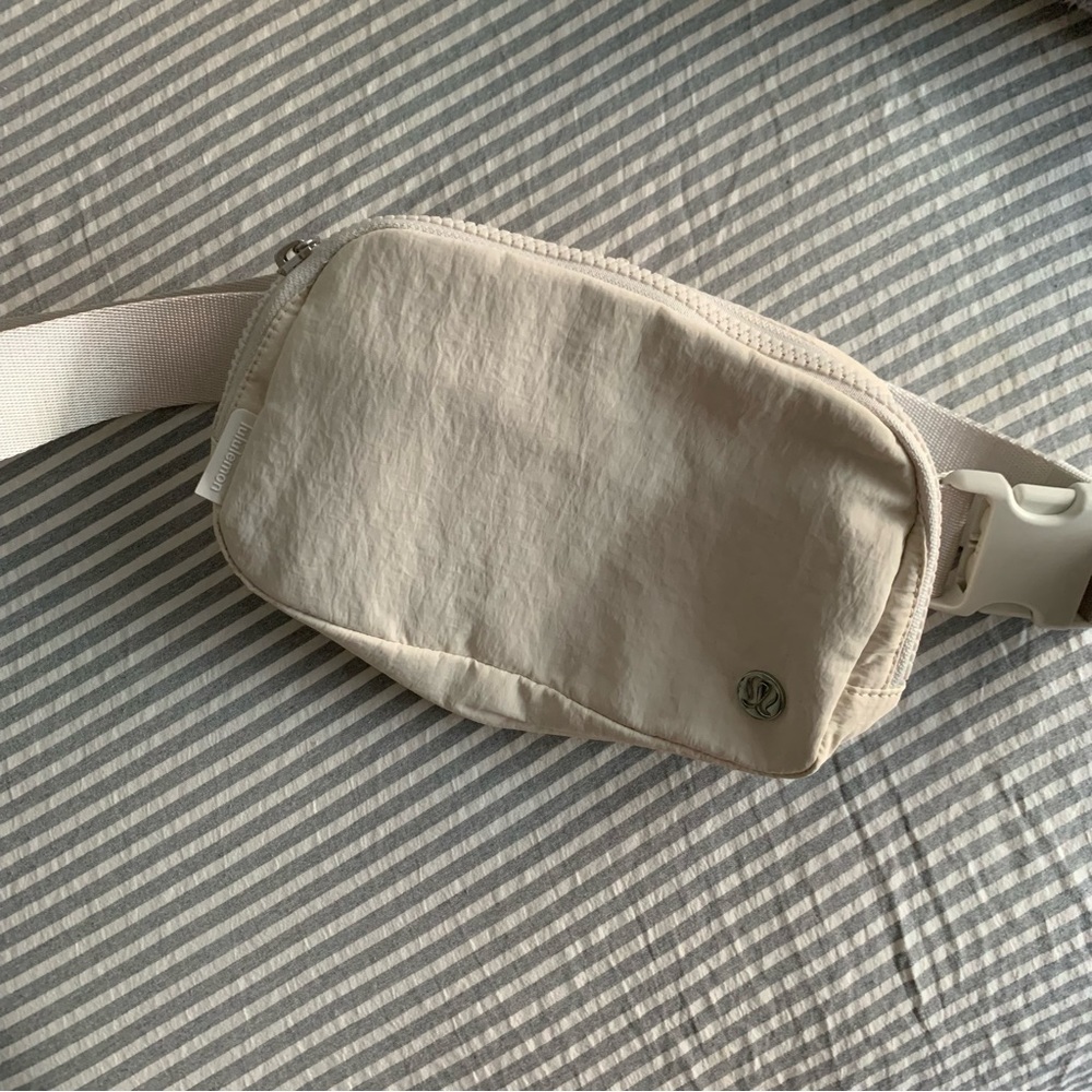 Lululemon everywhere belt bag 1L EBB white opal